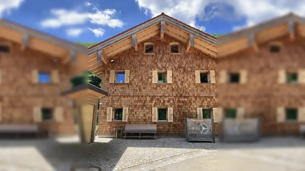 Haus alpenländisch aufgerüstet mit einer Wärmepumpe.
